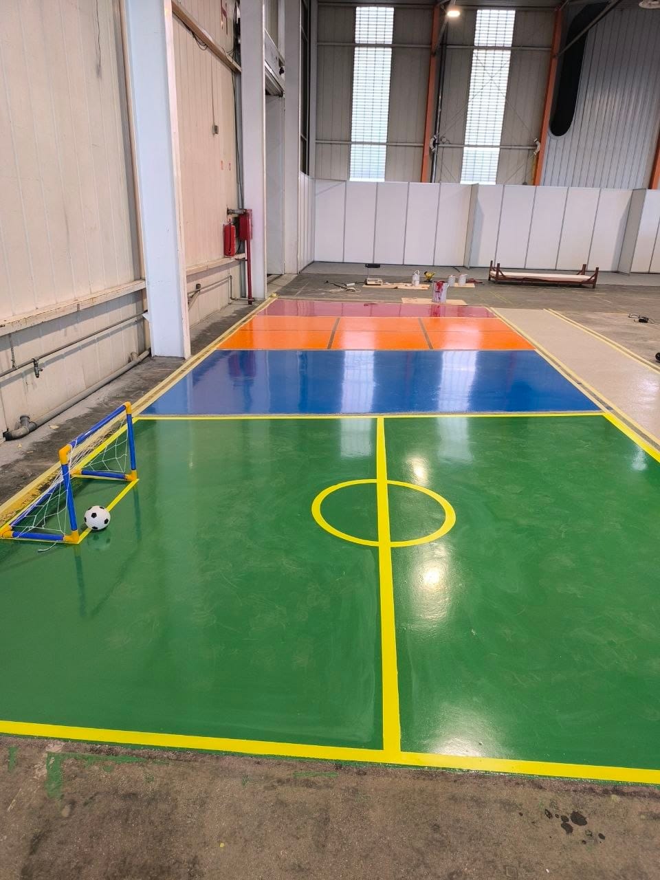 Končni rezultat izvedbe talnega sistema z barvnimi conami